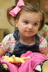 面对CHARGE综合征：Paley医生如何改变Baylee的未来